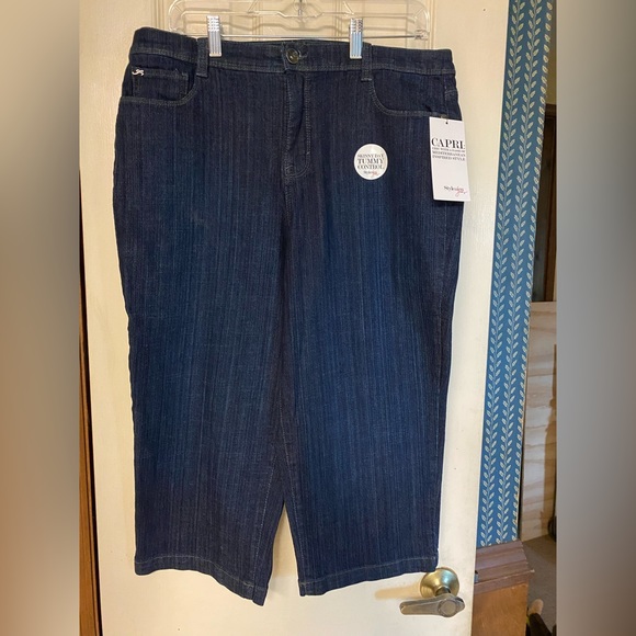 NWT Style & Co. Tummy Control Capri Jeans Size 14 - Picture 2 of 16